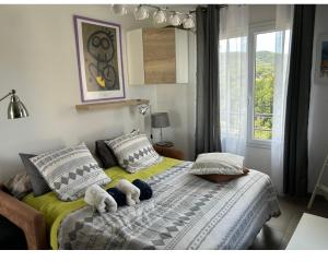 um quarto com uma cama com dois ursinhos de peluche em Roquebrune Golfs Plages em Roquebrune-sur-Argens