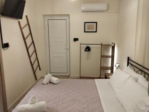 - une chambre avec un lit et 2 serviettes dans l'établissement Arcade City Apartment, à Réthymnon