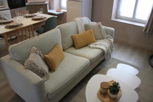 - un salon avec un canapé et une table dans l'établissement Le Zen & Cosy*Hyper centre, à Charleville-Mézières