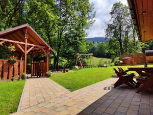 斯托尼拉斯奇Domek Sienna 1a Czarna Góra的公园里的野餐桌和凉亭