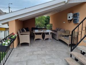 un patio al aire libre con mesa y sillas en Lilian apartmanház en Siófok