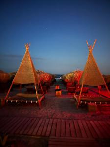 een groep stoelen en parasols op een strand bij Apartament Anisia Infiniti Resort & Spa in Mamaia Nord – Năvodari