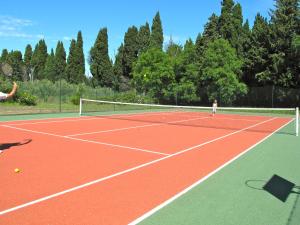 dos personas jugando al tenis en una pista de tenis en Mirabelle en Provence, en Eygalières