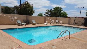 una gran piscina con sillas en Governors Suites Hotel Oklahoma City Airport Area, en Oklahoma City