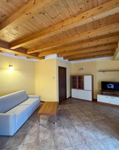 TV a/nebo společenská místnost v ubytování Casa Vacanze al Lago P2
