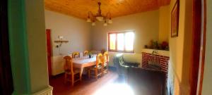 comedor con mesa, sillas y ventana en Hostel Paraíso en San Rafael