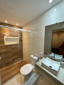 a bathroom with a toilet and a sink and a shower at Casa Parque nacional Serra da capivara in Coronel José Dias