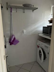 une cuisine avec un lave-linge et un micro-ondes dans l'établissement Costabella / Marbella a mar, à Marbella
