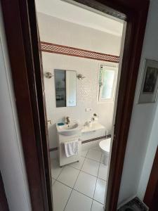 une salle de bains avec lavabo et toilettes dans l'établissement Costabella / Marbella a mar, à Marbella 15 autres photos