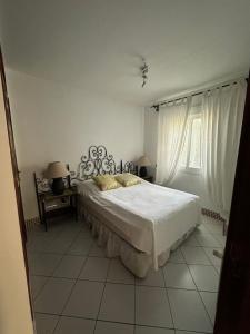 une chambre blanche avec un lit et une fenêtre dans l'établissement Costabella / Marbella a mar, à Marbella