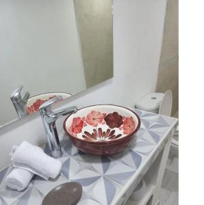 uma casa de banho com uma tigela num balcão com um lavatório em Hotel M4 Económico Estándar em Cartagena de Indias