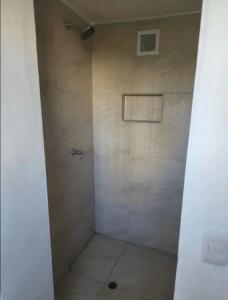 y baño con ducha y suelo de baldosa. en Hotel M4 Económico Estándar, en Cartagena de Indias