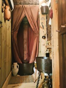 ヴァランセにあるLe Camp du Chevalierのカーテン付きの客室内のバスタブ