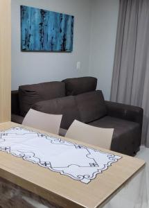 a living room with a couch and a table at Apartamento da Gigi Caldas in Caldas Novas