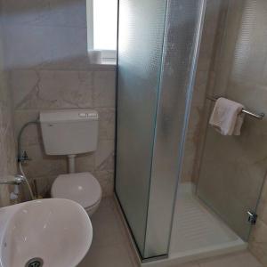 希布倫的住宿－Ain Sara Space，带淋浴、卫生间和盥洗盆的浴室