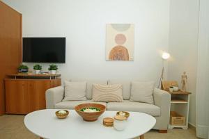 カリテア・ハルキディキにあるMyrto's luxury houseのソファとテーブルのあるリビングルーム