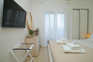 カリテア・ハルキディキにあるMyrto's luxury houseの白いベッドルーム(ベッド2台、鏡付)