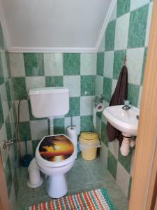 Vonios kambarys apgyvendinimo įstaigoje Dom Na Mazurach