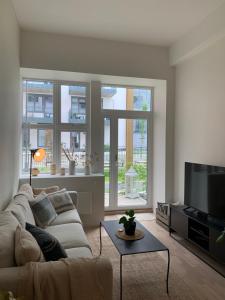 sala de estar con sofá y TV en Apartment in Breiviken en Bergen