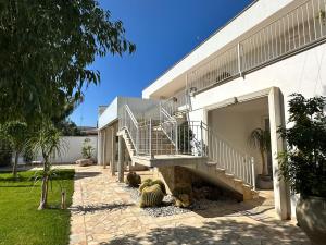 um grupo de ovinos sentados fora de um edifício em Adagio Salentino em Porto Cesareo