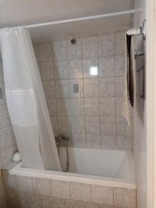 bagno con vasca e tenda doccia di private house a Sozopoli