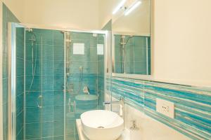Ένα μπάνιο στο Private room and pool in the beach free wi-fi