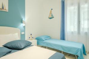 Ένα ή περισσότερα κρεβάτια σε δωμάτιο στο Private room and pool in the beach free wi-fi