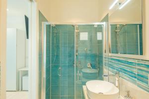 Ένα μπάνιο στο Private room and pool in the beach free wi-fi