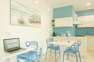 Η κουζίνα ή μικρή κουζίνα στο Private room and pool in the beach free wi-fi
