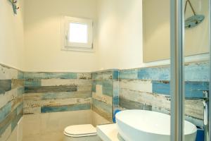 Ένα μπάνιο στο Private room and pool in the beach free wi-fi