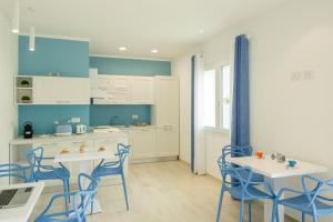 Η κουζίνα ή μικρή κουζίνα στο Private room and pool in the beach free wi-fi