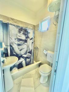 uma casa de banho com um WC e um lavatório em Apartments Mia Patria em Ulcinj
