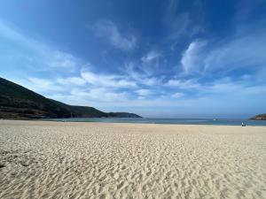 - une plage de sable avec vue sur l'océan dans l'établissement Loue appartement Piana Corse, à Piana