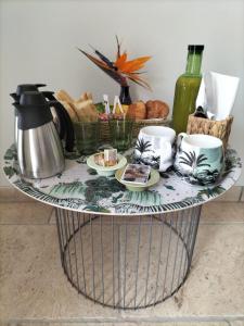 - une table basse avec des tasses et du pain dans l'établissement Chambre d'hôtes Chante Cigale, à La Ciotat