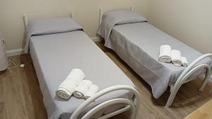 ZagaroloにあるCasa di Milaのベッド2台が隣同士に設置された部屋です。