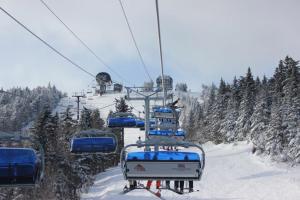 een skilift met mensen in de sneeuw bij Austrian Haus Lodge in West Dover