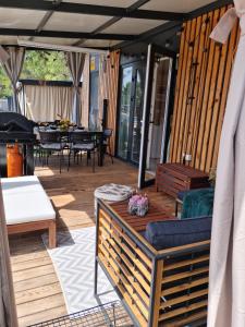 プリヴラカにあるELLA mobile homeの椅子とテーブルの付いたポーチ +30枚の写真
