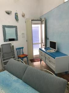 Habitación con cama y escritorio con ordenador. en Casa Contadina, en Giuliano