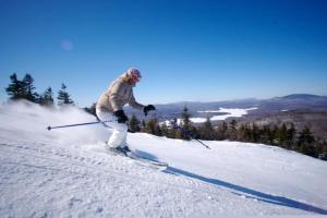 een persoon is aan het skiën op een sneeuw bedekte helling bij Austrian Haus Lodge in West Dover