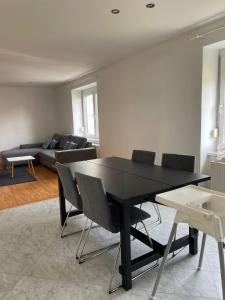 パルンドルフにあるModernes Haus in Parndorfのリビングルーム(黒いテーブル、椅子付)