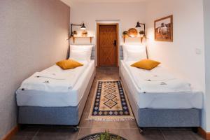 Llit o llits en una habitació de Panorama Górska Wisła Resort & SPA