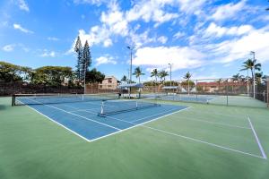 - un court de tennis avec deux filets de tennis dans l'établissement Keauhou Kona Surf Racquet 2101, à Kailua-Kona