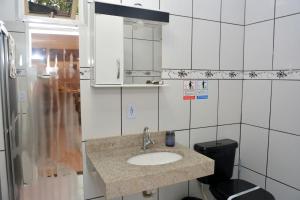 a bathroom with a sink and a mirror at Cantinho Bebler in Santa Teresa