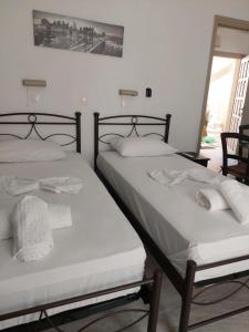 two beds sitting next to each other in a room at Studio Tsakas in Naxos Chora