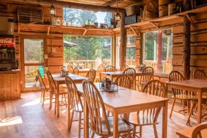 une salle à manger avec des tables et des chaises en bois dans l'établissement HI Banff Alpine Centre - Hostel, à Banff