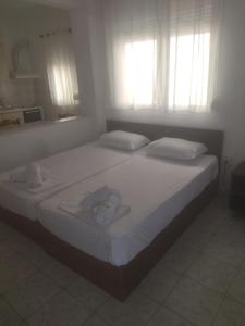 En eller flere senge i et værelse på PELEKAN rooms and apartments athina 12