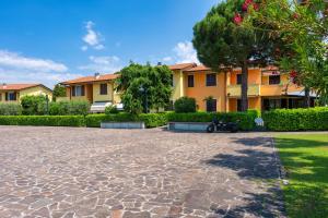 Un estacionamiento adoquinado frente a un edificio en Opera Apartment Sirmione, en Sirmione