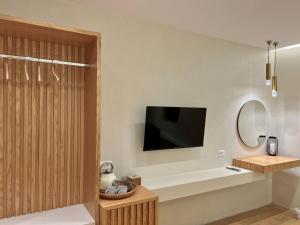 TV a/nebo společenská místnost v ubytování Elpis Guest House