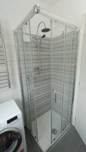 y baño con ducha y puerta de cristal. en Apartment Ferdy, en Rablà