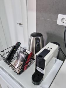 プリヴラカにあるELLA mobile homeのコーヒーメーカーやその他のアイテムが置かれたカウンター